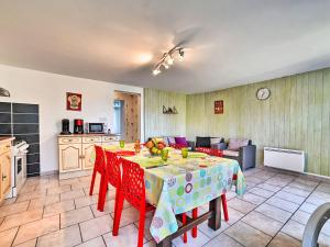 Dapur atau dapur kecil di Holiday Home Arceau by Interhome