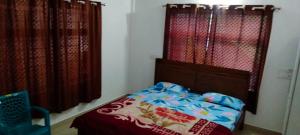 Postel nebo postele na pokoji v ubytování Snowdrop inn coorg