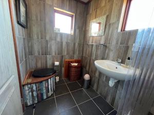 ein Badezimmer mit Waschbecken und Toilette in der Unterkunft Renewal Retreat Klein Karoo Cottage in Uniondale