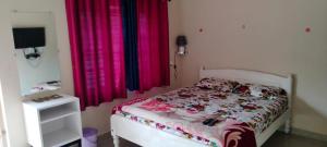 Postel nebo postele na pokoji v ubytování Snowdrop inn coorg