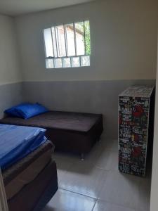 a room with two twin beds and a window at Casa toda mobiliada in Iguaba Grande