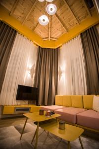 TV a/nebo společenská místnost v ubytování Orama Suite & Spa