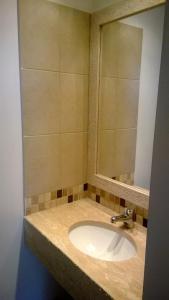 ein Badezimmer mit Waschbecken und Spiegel in der Unterkunft Nomeolvides Ocean Park Casa in Ocean Park