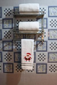 - Baño con 3 toallas en un toallero en Moody Moon Vagamon, en Vagamon 7 fotos más