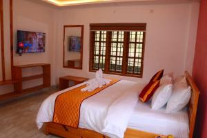 Un dormitorio con una cama con sábanas blancas y una ventana. en Moody Moon Vagamon, en Vagamon