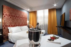 pokój hotelowy z łóżkiem i blenderem na stole w obiekcie Hotel IMPERATORI w Rzymie