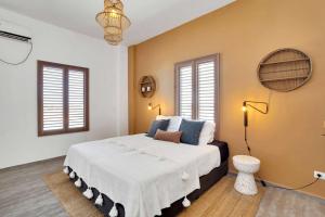Ένα ή περισσότερα κρεβάτια σε δωμάτιο στο Sunset Breeze Penthouse with a View Towards the Sea +35 φωτογραφίες