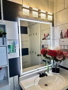 Ένα μπάνιο στο Comfortable King Bedroom within A HOME WITH HOSTS
