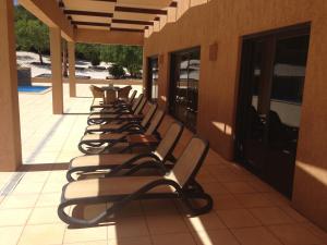 eine Reihe von Stühlen auf der Seite eines Gebäudes in der Unterkunft Villa Casa Santana - Heated Pool in Lagos