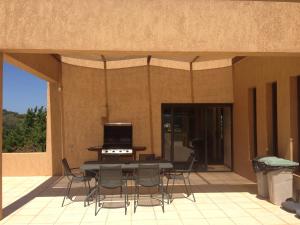 eine Terrasse mit einem Tisch und Stühlen auf einer Terrasse in der Unterkunft Villa Casa Santana - Heated Pool in Lagos