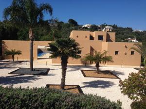 eine Gruppe von Palmen vor einem Gebäude in der Unterkunft Villa Casa Santana - Heated Pool in Lagos + 67 Fotos