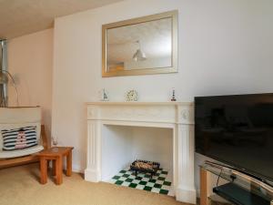 ダートマスにあるSunnyhavenのリビングルーム(暖炉、薄型テレビ付)