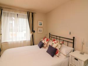 ダートマスにあるSunnyhavenのベッド2台と窓のある寝室