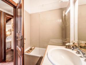 une salle de bain avec un lavabo et une baignoire dans l'établissement Apartment Balli by Interhome, à Pinzolo