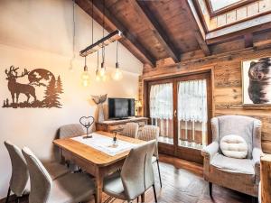 une salle à manger avec une table et des chaises dans l'établissement Apartment Balli by Interhome, à Pinzolo