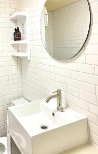 パックレにあるImpact Arena Condo C9 by GoodRoom24の洗面台と鏡のある白いバスルーム +5枚の写真