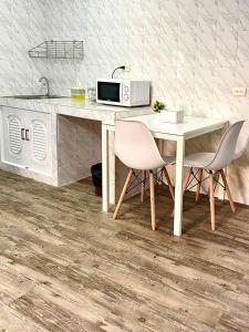 パックレにあるImpact Arena Condo C9 by GoodRoom24のキッチン(テーブル、椅子2脚、電子レンジ付)