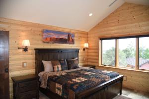 Giường trong phòng chung tại Beautiful Lodge In Kanab, Ut