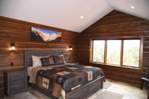 Giường trong phòng chung tại Beautiful Lodge In Kanab, Ut