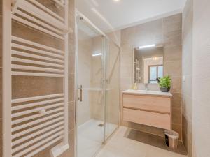Bilik mandi di Apartment Les Hauts de Collioure-2 by Interhome