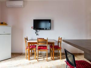 Μια τηλεόραση ή/και κέντρο ψυχαγωγίας στο Apartment Atena by Interhome +18 φωτογραφίες