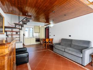 una sala de estar con un sofá y una mesa en Holiday Home City Home by Interhome, en San Remo 15 fotos más