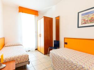 ein Hotelzimmer mit zwei Betten und einem Fenster in der Unterkunft Holiday Home La Quercia-2 by Interhome in La Fagiana + 15 Fotos