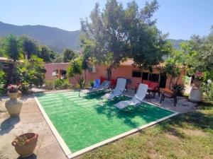une piscine avec des chaises et une maison dans l'établissement Villa Doxina by Interhome, à Solanas