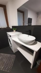 A television and/or entertainment centre at Appartamento della Nonna