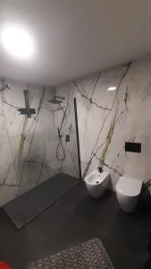 A bathroom at Appartamento della Nonna