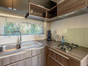 カルナックにあるApartment Otello 2 - L'Ibis blanc by Interhomeのシンクとコンロのあるキッチン