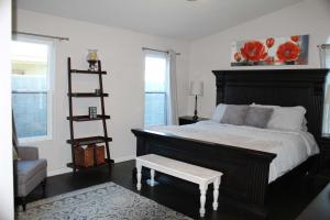 - une chambre avec un grand lit et un banc à côté d'une fenêtre dans l'établissement Serene Escape and Modern Comfort Pool Heater BBQ, à Sun Lakes 23 autres photos