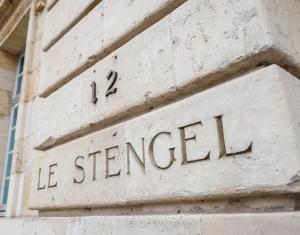 a street sign on the side of a building at Appartement Design Centre Résidence Historique avec Parking in Amiens