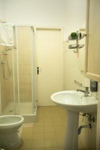 une salle de bain avec un lavabo, une douche et des toilettes dans l'établissement La casa di Francesca, à Matera
