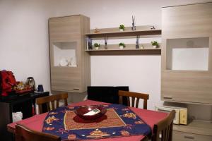 - une salle à manger avec une table et un bol dans l'établissement La casa di Francesca, à Matera 23 autres photos