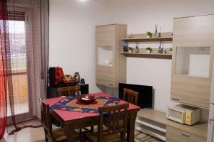 une salle à manger avec une table et des chaises et un micro-ondes dans l'établissement La casa di Francesca, à Matera