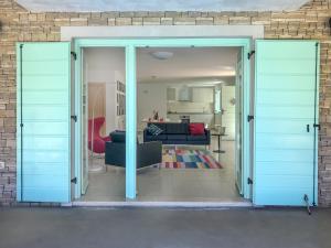 Ein Zimmer mit Türen zum Wohnzimmer in der Unterkunft Holiday Home Villa Portobello Green by Interhome in Labin