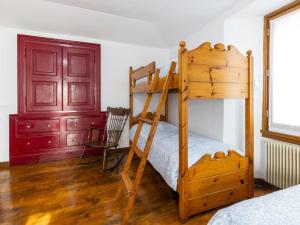 Villa di TiranoにあるHoliday Home Morelli by Interhomeのベッドルーム1室(二段ベッド2台、赤いドア付)