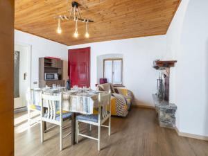 Villa di TiranoにあるHoliday Home Morelli by Interhomeの部屋にテーブルと椅子のあるキッチン +29枚の写真