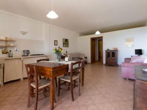 Kuchyň nebo kuchyňský kout v ubytování Apartment Le Debbiare-4 by Interhome