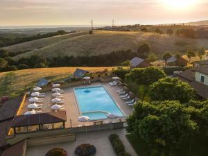 Bazén v ubytování Apartment Le Debbiare-4 by Interhome nebo v jeho okolí