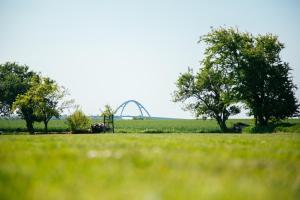 un parque con una montaña rusa al fondo en Haus im Felde, en Fehmarn