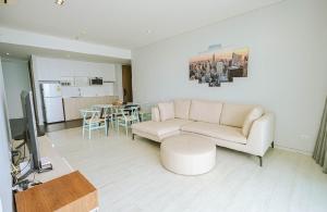 a living room with a couch and a table at 芭提雅日瓦达酒店式公寓 in Na Jomtien