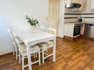 a white dining room table and chairs in a kitchen at Serenity Apartment Essential in Leoben