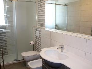 Ένα μπάνιο στο Apartment Nashira-3 by Interhome