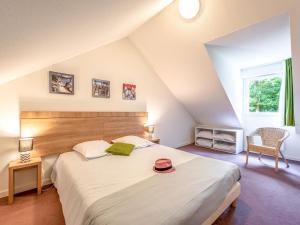 - une chambre dotée d'un grand lit avec un chapeau dans l'établissement Holiday Home Cottage Privilège-2 by Interhome, à Saumur