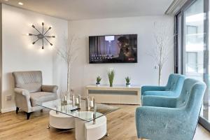 TV/trung tâm giải trí tại New Luxury Apt Ocean Front Heart of Olhao Plus Parking