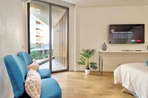 TV/trung tâm giải trí tại New Luxury Apt Ocean Front Heart of Olhao Plus Parking