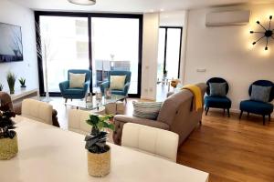 Khu vực ghế ngồi tại New Luxury Apt Ocean Front Heart of Olhao Plus Parking