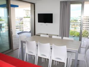 Μια τηλεόραση ή/και κέντρο ψυχαγωγίας στο Apartment Nashira-2 by Interhome